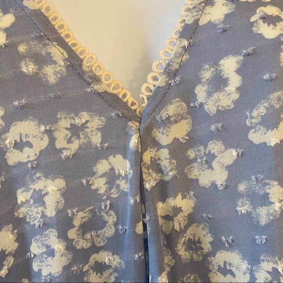 NWT Everly floral bell sleeve front tie blouse - Picture 4 of 9